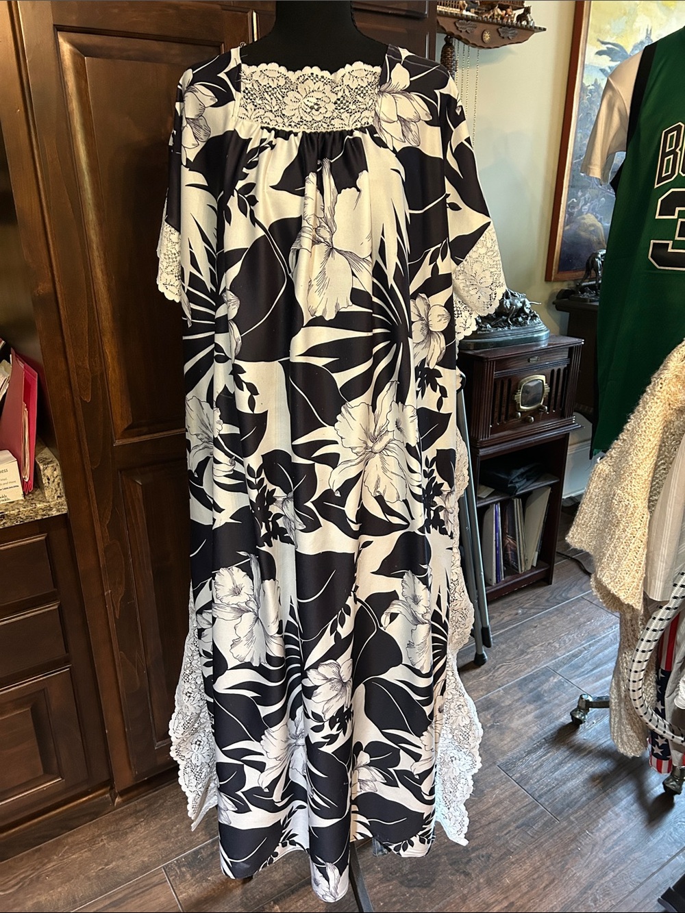 Kaftan MuMu in Black and White Floral Lace-Trim Nightgown Dress OSFM